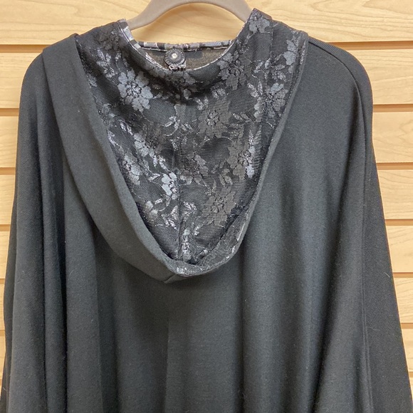 Max Live women poncho size Large but it can go higher - Picture 8 of 9